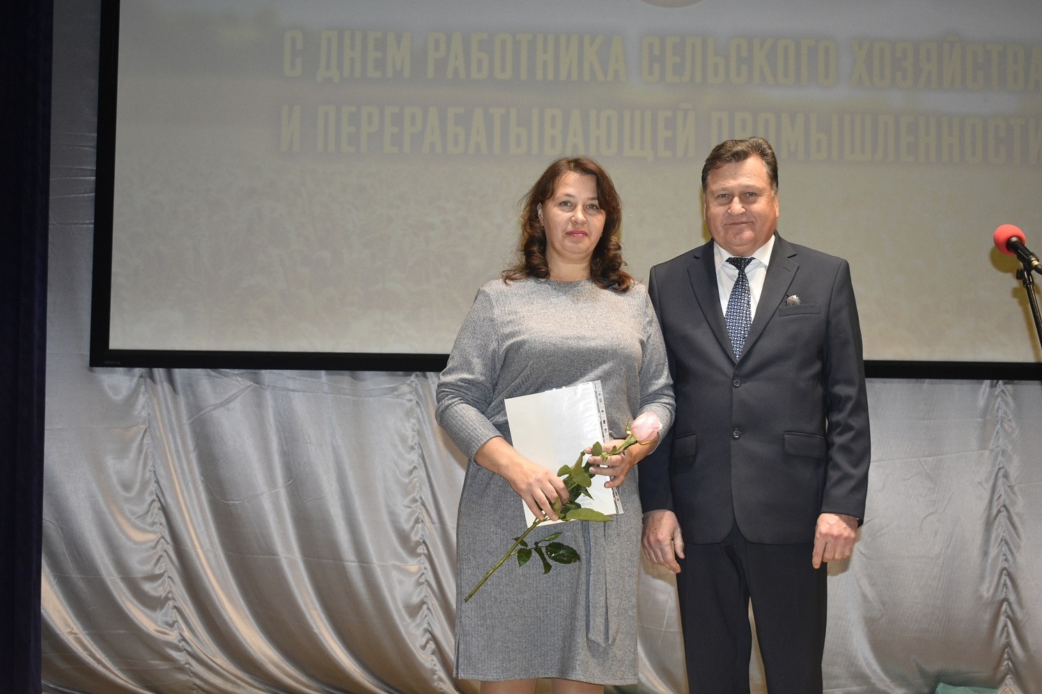 Награждение свинарки ООО «Золотая нива» Татьяны Савченко