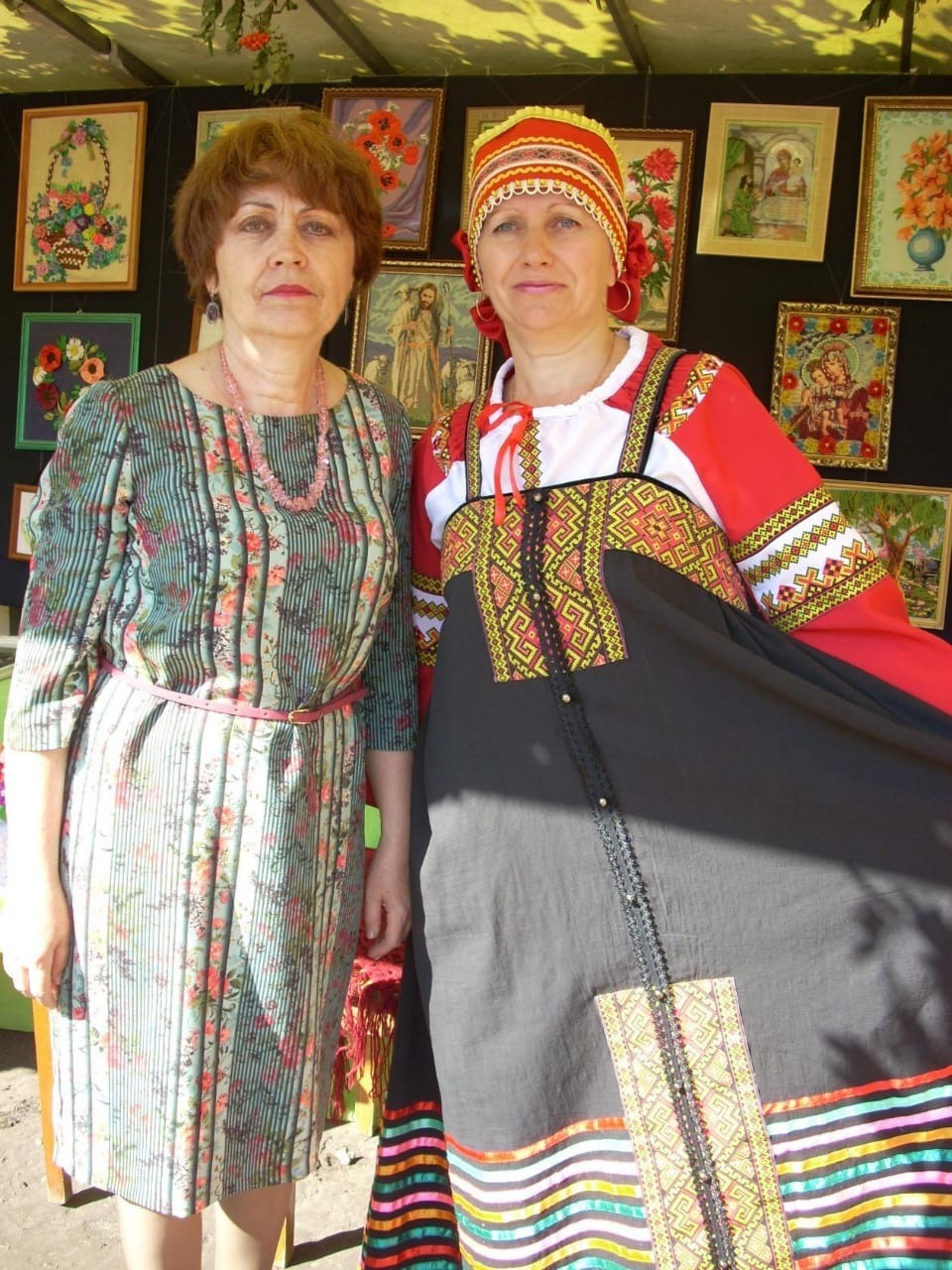Наталия Хлопотникова (справа) на фестивале «Русские Спасы» в сарафане реконструкции XIX века 