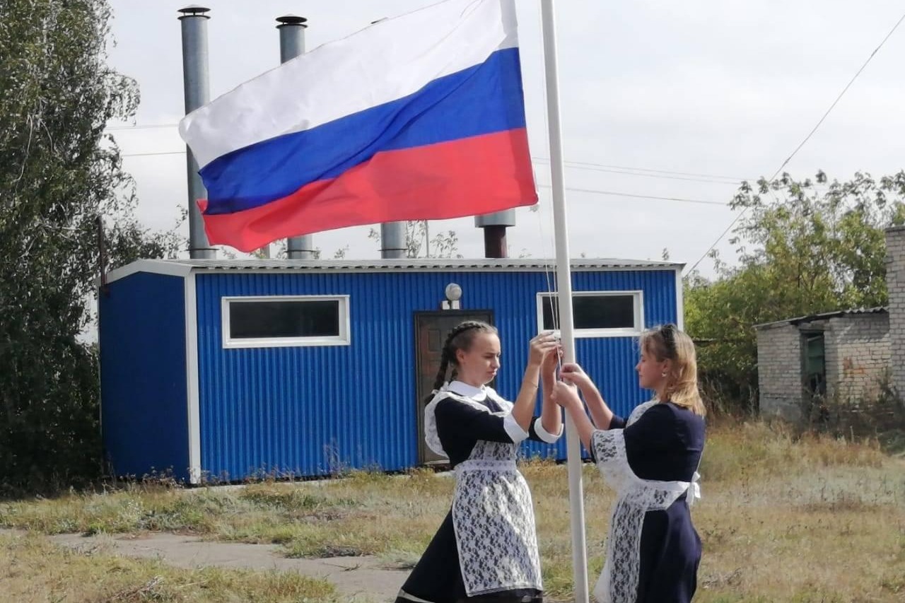 Поднять флаг РФ предоставили право лучшим учащимся Оржевского филиала.