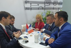 Александр Никитин и генеральный директор компании «Сен-Гобен» Антуан Пейрюд обсудили реализацию экологического проекта