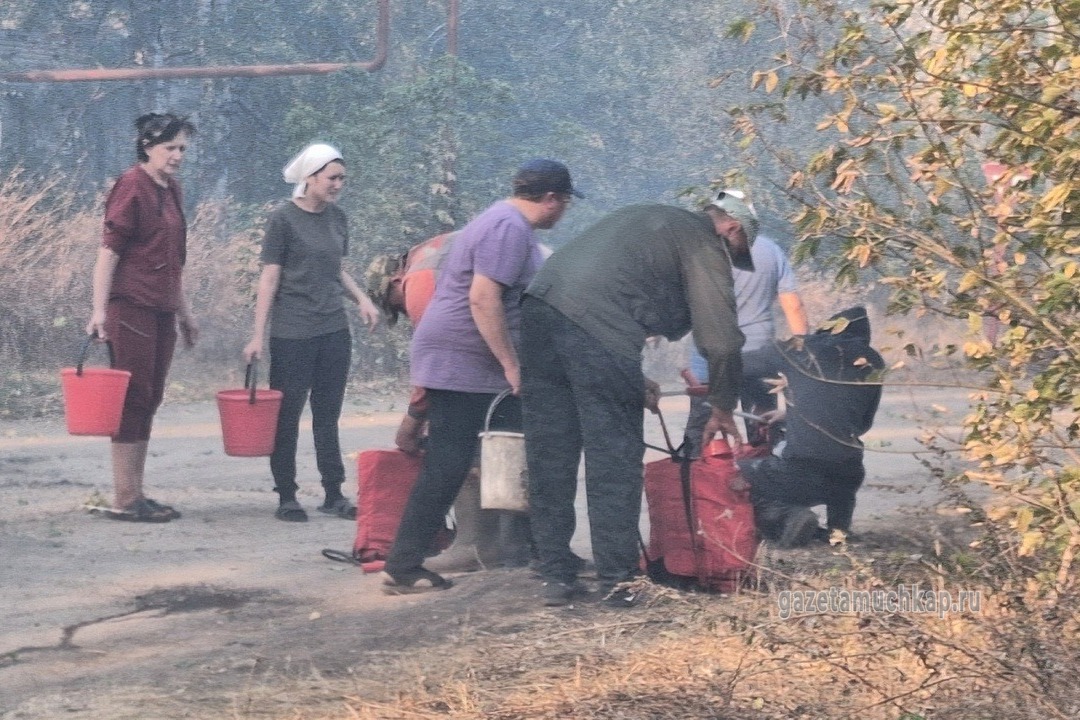 Помогали тушить огонь всем миром.