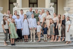Счастливое число «13». Многодетные Толстопятовы из Тамбова создали струнный ансамбль и победили в конкурсе «Семья года»