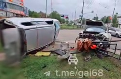 В Тамбове «Тойота» кувыркнулась на газон после столкновения с «Ниссаном»