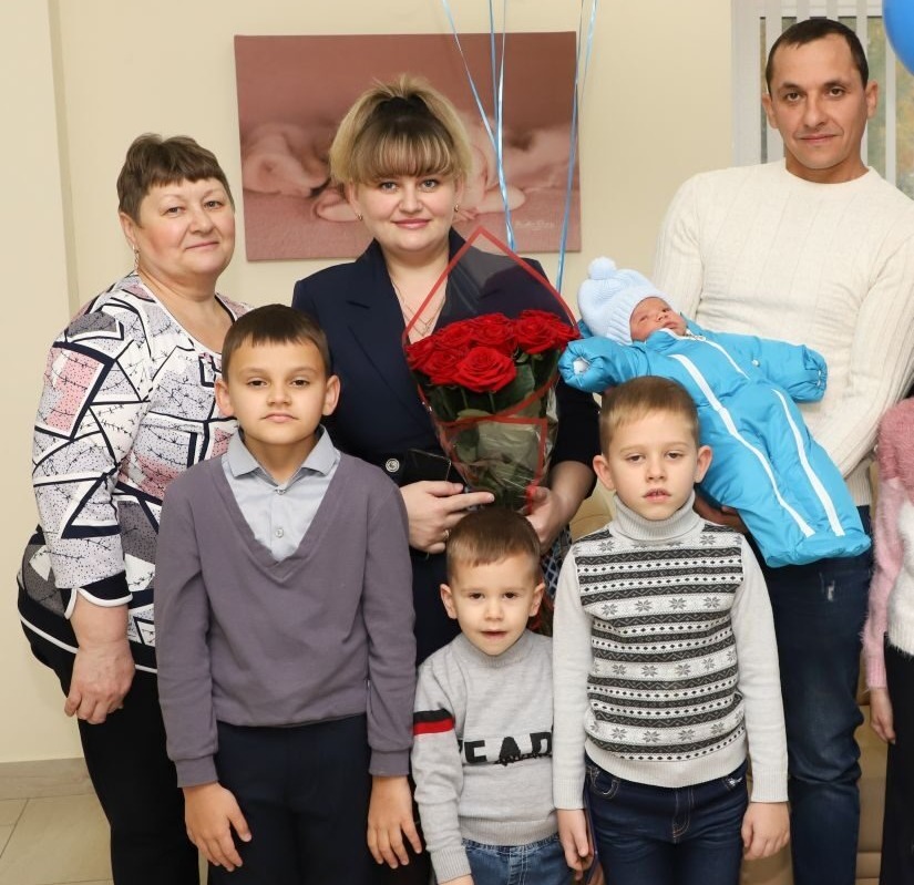 Марина Благушина с дочерью — Еленой Базалей, зятем и внуками