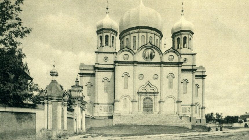 Боголюбский кафедральный собор, построенный в честь  избавления города от эпидемии холеры 1847 года.