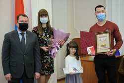 Максим Егоров поздравил тамбовских мам с наступающим праздником