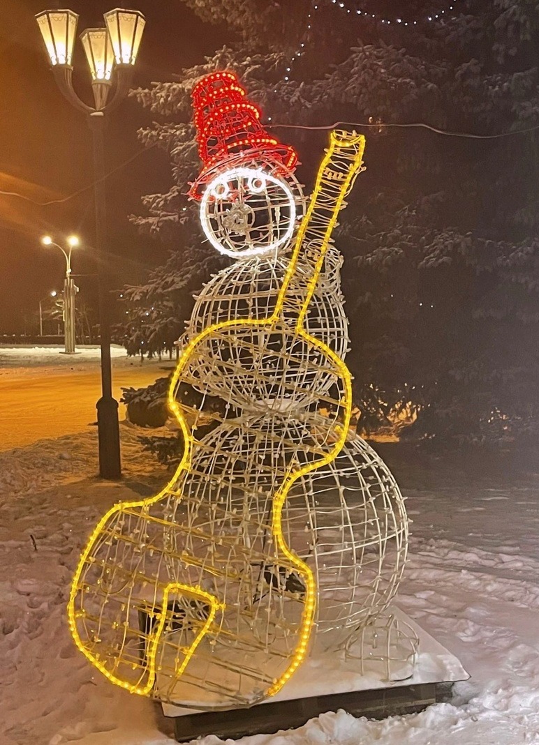 Светящиеся фигурки снеговиков-музыкантов