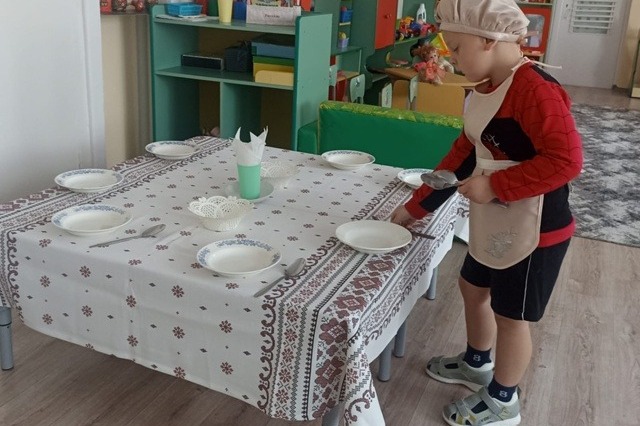 Воспитанникам средней группы «Ягодка» нравится сервировать стол.