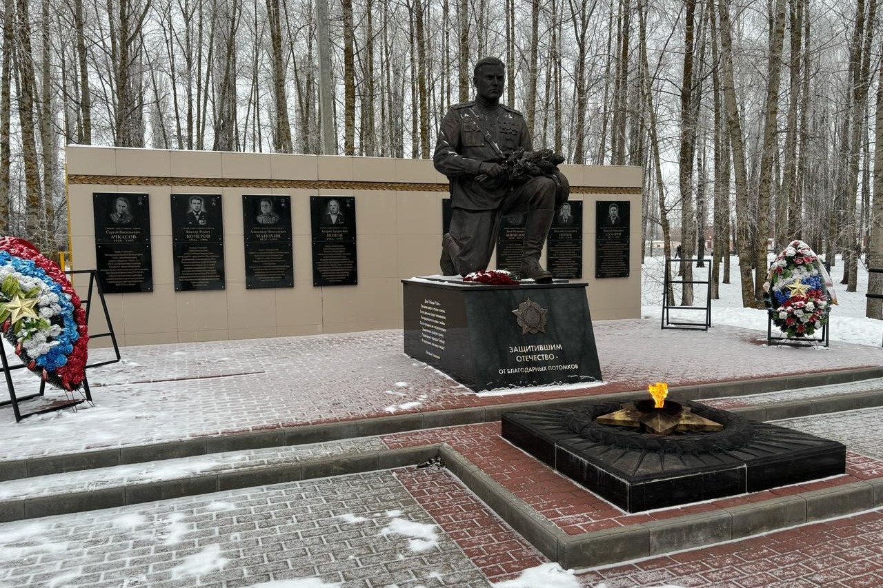 Мемориальные доски в память о шести Героях Советского Союза размещены в парке Памяти и Славы в Первомайском