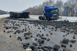 Трассу в Петровском округе завалило свёклой