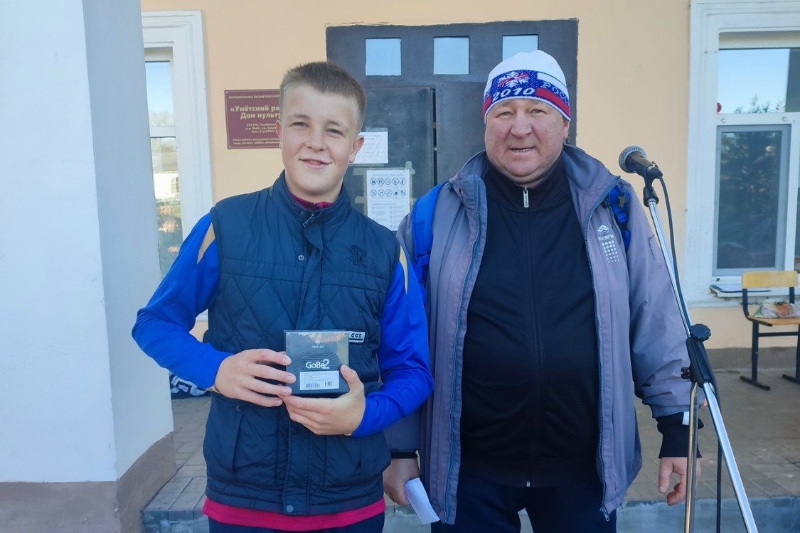 За победу на областных соревнованиях Сергей Абрамов получил в подарок фитнес-браслет