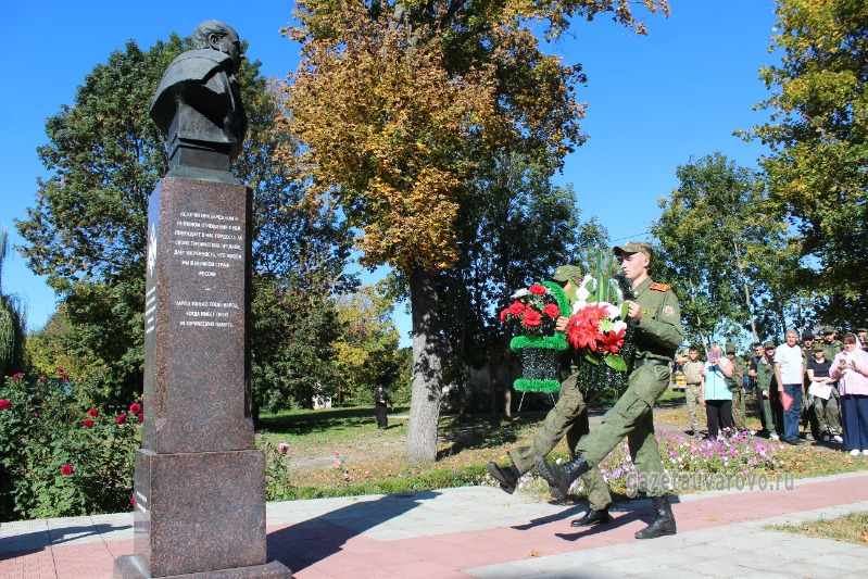 Возложение цветов к памятнику Герою Отечественной войны 1812 года Алексею Воейкову