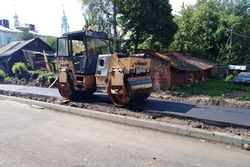 В Тамбове продолжается строительство тротуара и уборка территорий