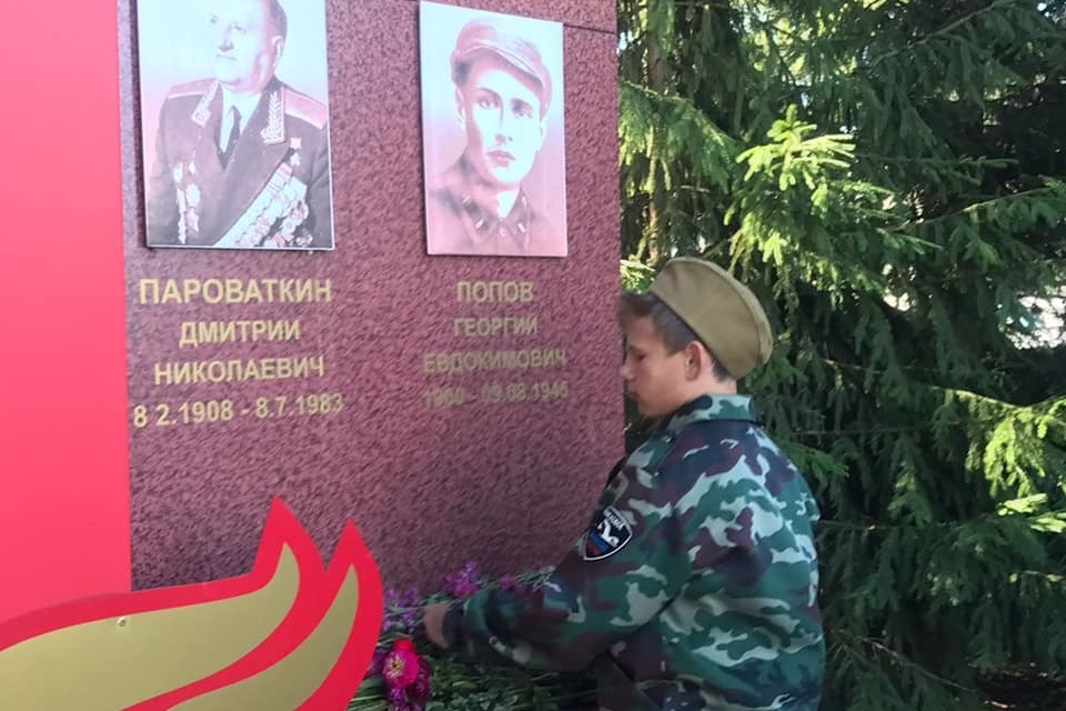 Участник вахты Памяти, поисковик,  девятиклассник Поддубский Алексей возлагает цветы к мемориальной доске.
