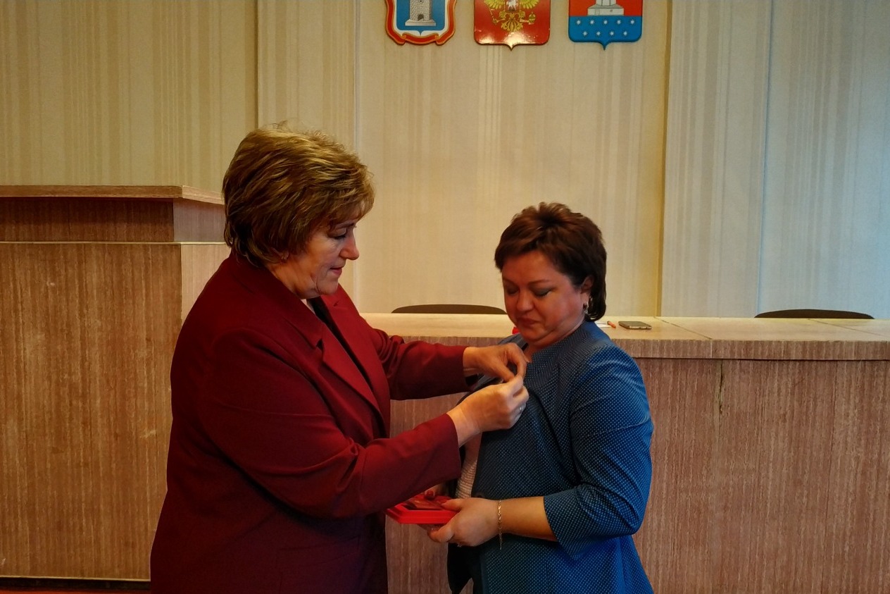 За заслуги в сфере образования награждена Лилия Мишина, директор Мучкапской школы