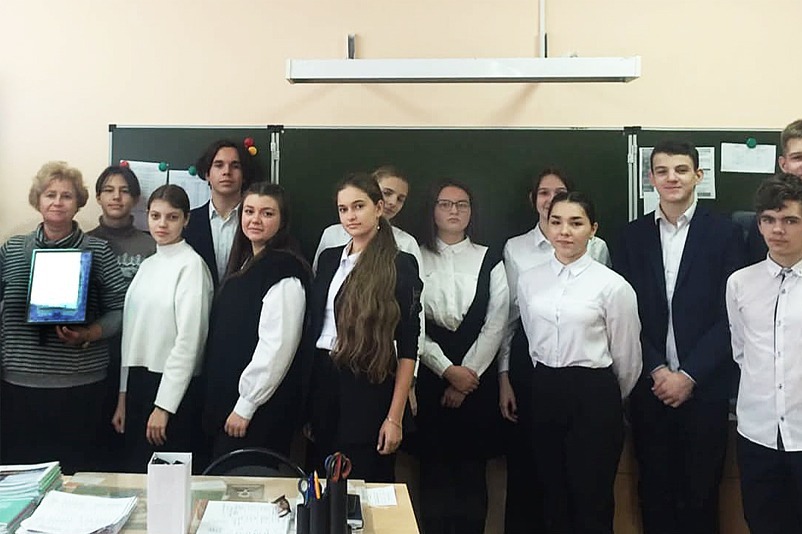 Педагог Ольга Тихонова (слева) со своим классом