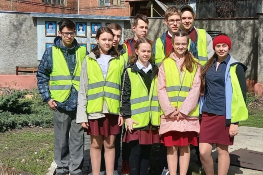 Учащиеся  православной гимназии имени святого Питирима на экскурсии на заводе