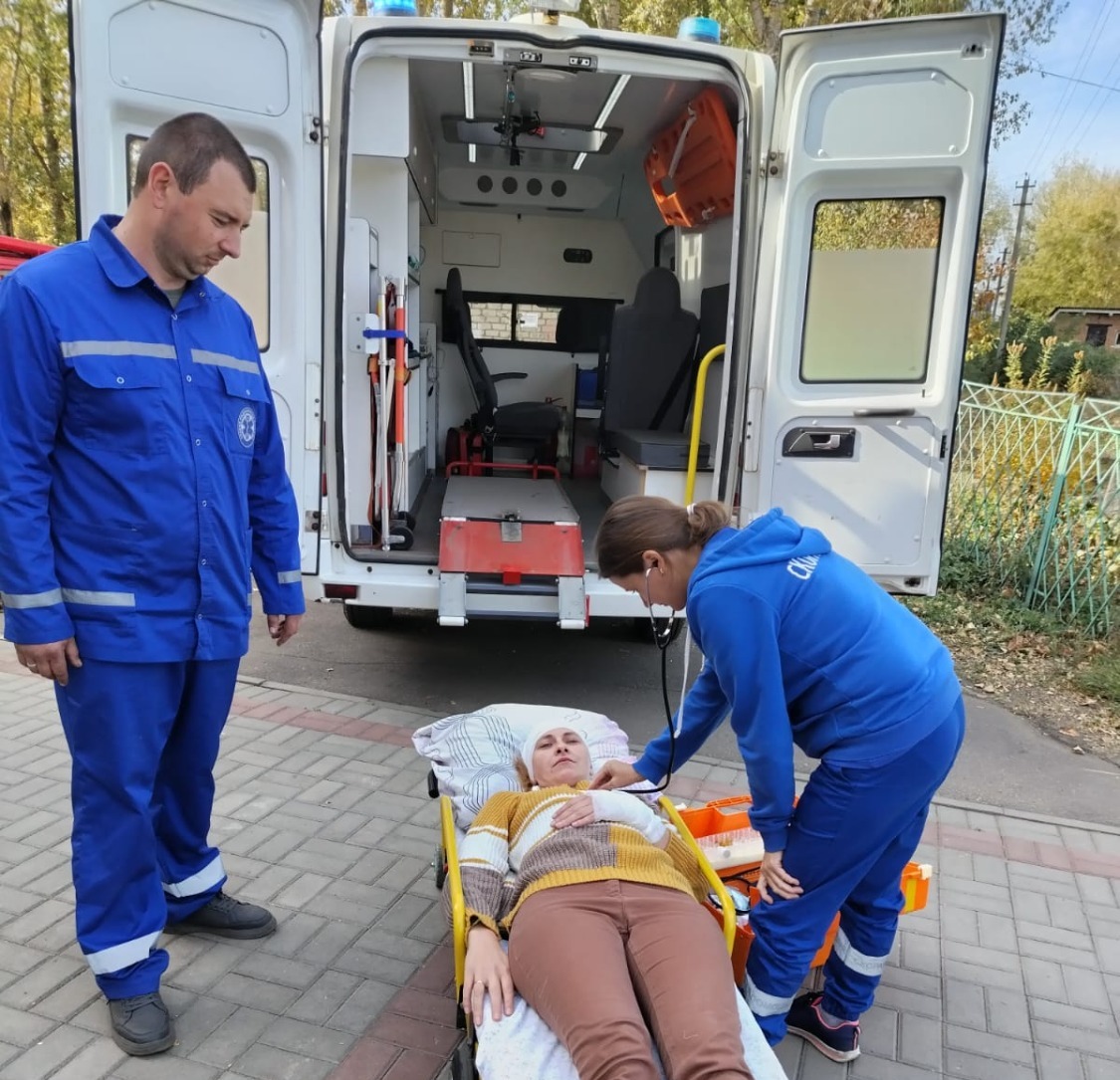 Осмотр пострадавших сотрудниками скорой помощи