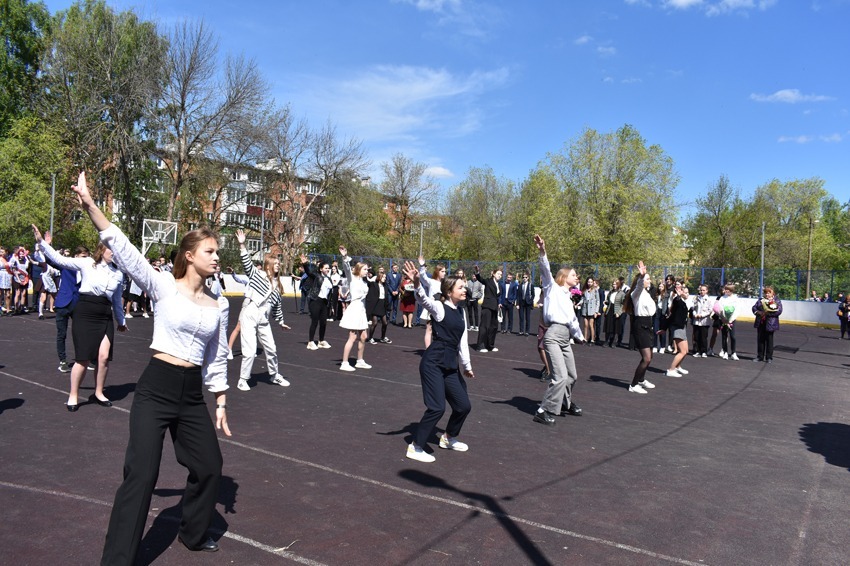 Танцами радуют виновников торжества — выпускников школы №3
