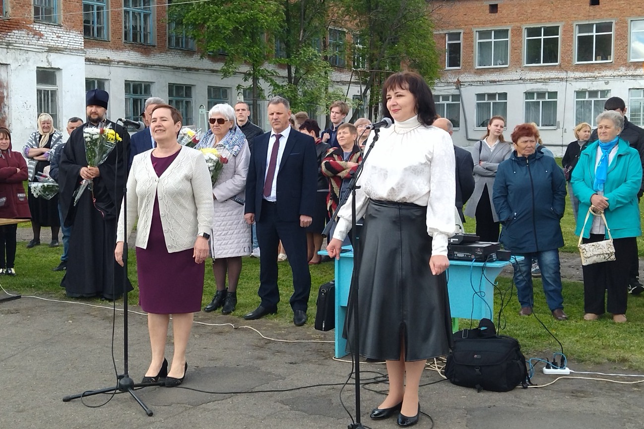 Поздравляют первые учителя Нина Ефремова и Елена Простоквашина 