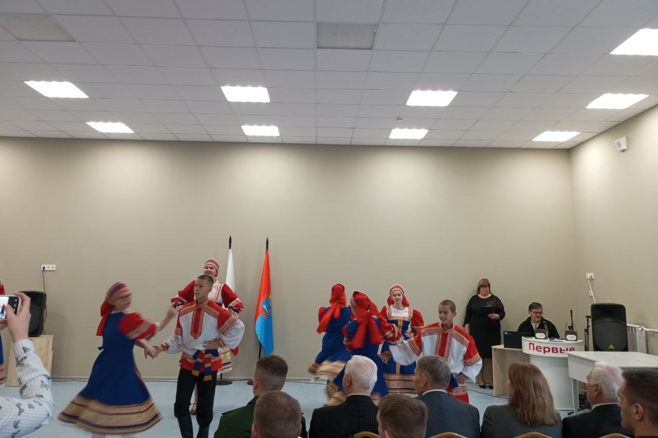 Выступает народный коллектив «Радуга»