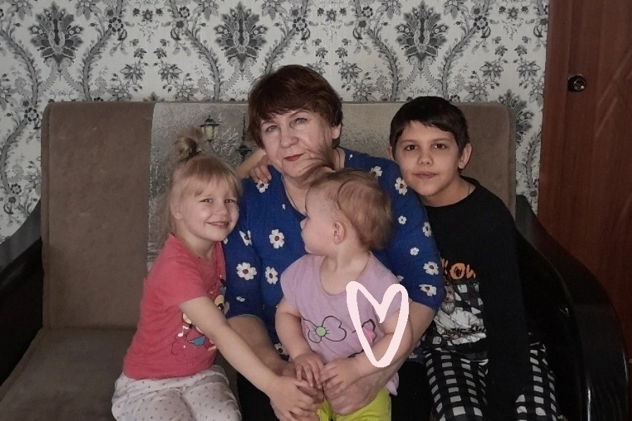 Антонина Касаткина с внуками