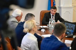 Евгений Первышов поручил избегать формальных ответов на обращения жителей 