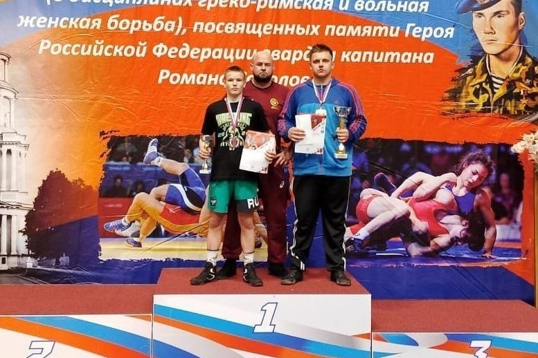 Сергей Левкин и Григорий Васин с тренером Александром Кочуковым