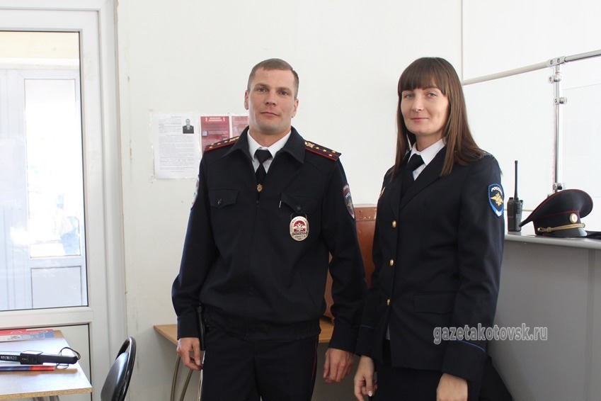 В помещении для голосования на избирательном участке №188 службу несут Борис Бунякин и Алина Романова 