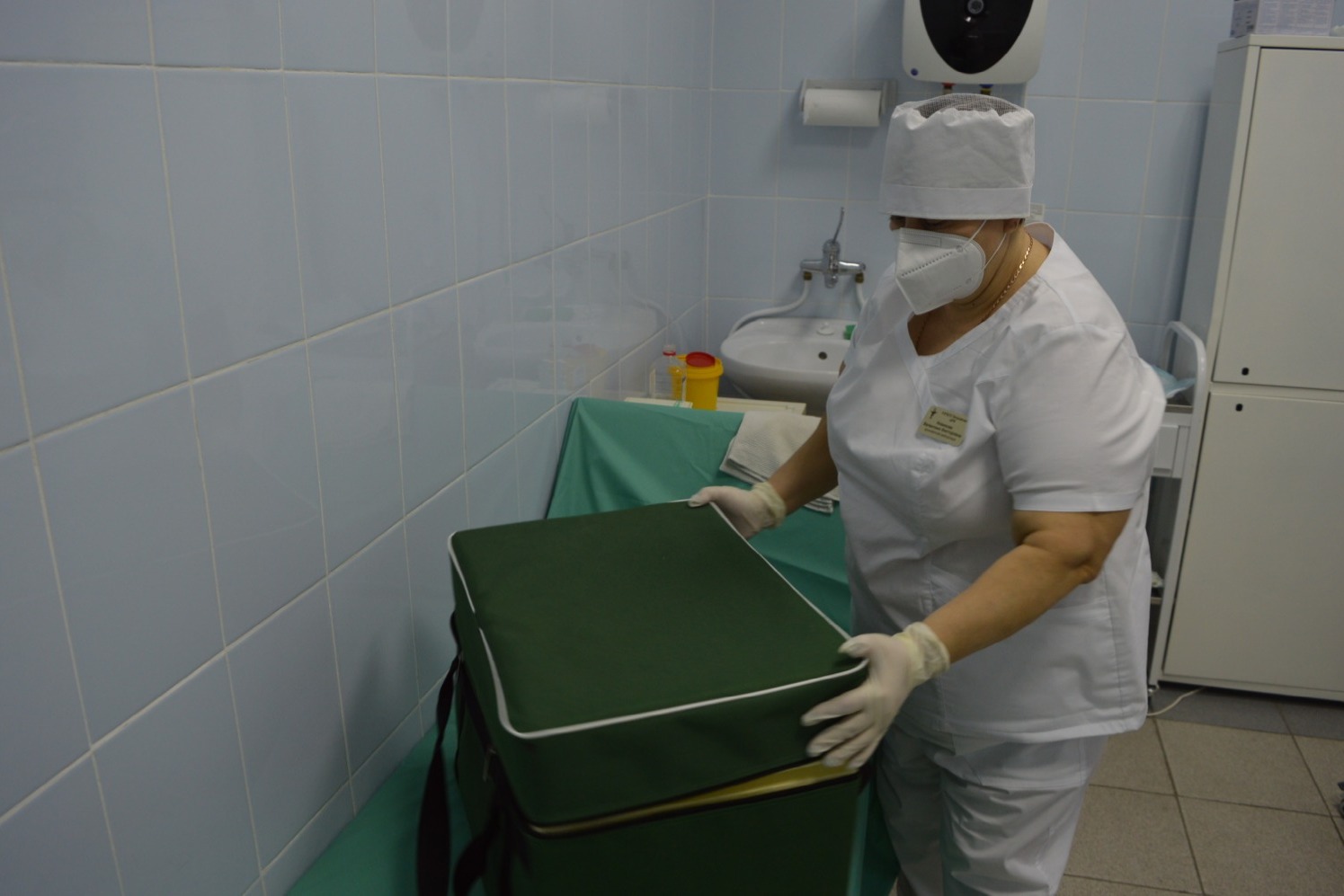 Валентина Новикова ежедневно передает вакцину от коронавируса на ФАПы в разные сёла района
