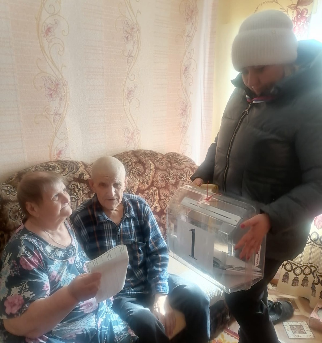 Труженик тыла Василий Павлович Савин с сестрой голосовали на дому