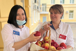 Тамбовские медики отметили день здоровья яблоками и утренней зарядкой
