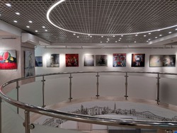 В выставочном зале Тамбовского отделения Сбера открылась выставка «Опять двадцать пять»