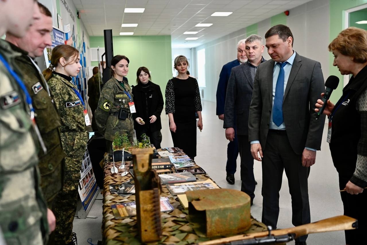 На площадке школы № 3-Центр профнавигации и развития карьеры Тамбова торжественно открыли Год защитника Отечества