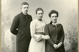 Николай Васильевич Чичерин, в белом — Софья Николаевна Бобровникова (Чичерина), жена Николая  — Наталья Дмитриевна Чичерина (Говорова)