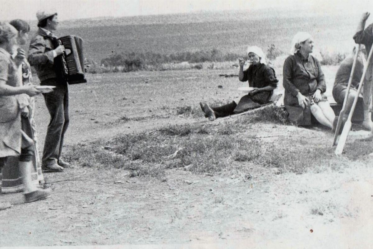 Выступление агитбригады на полевом стане