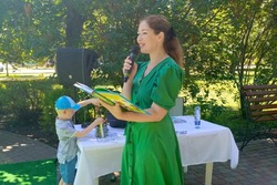 Поэт Мария Знобищева открыла в Парке культуры проект «Читаем сказки»