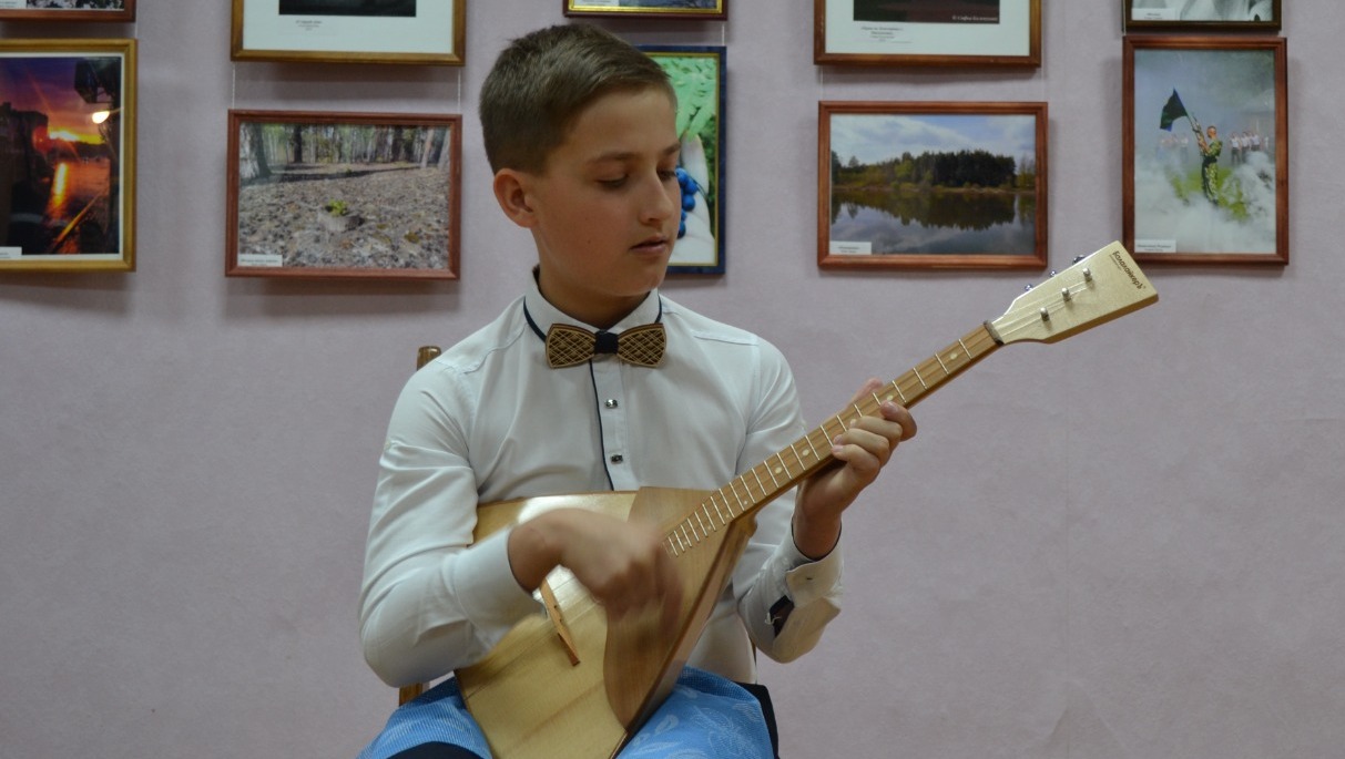 На фотовыставке, посвящённой 95-летию Рассказова, выступили юные музыканты