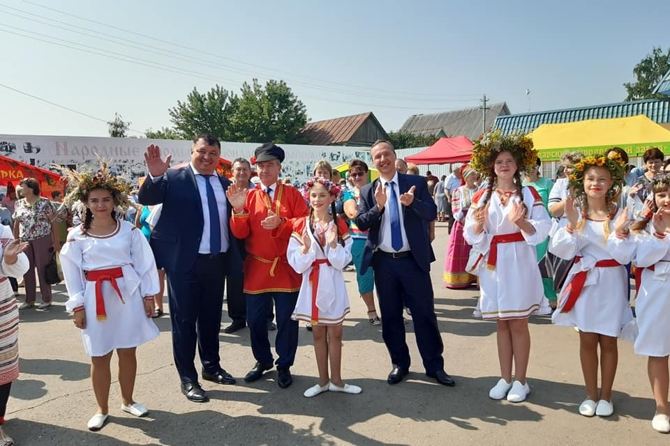 Болгары с главой района Александром Воробьевым на главной площади села.
