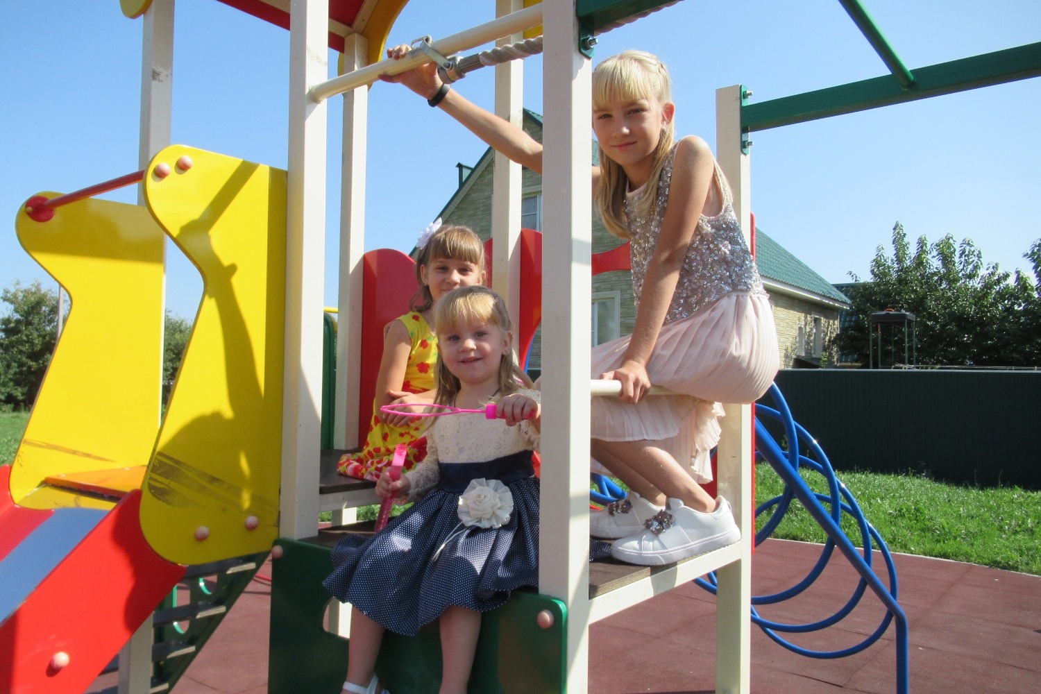 Арина, Рита и Даша Трушкины из села Масловка любят приезжать в Умёт и играть на новой детской площадке.