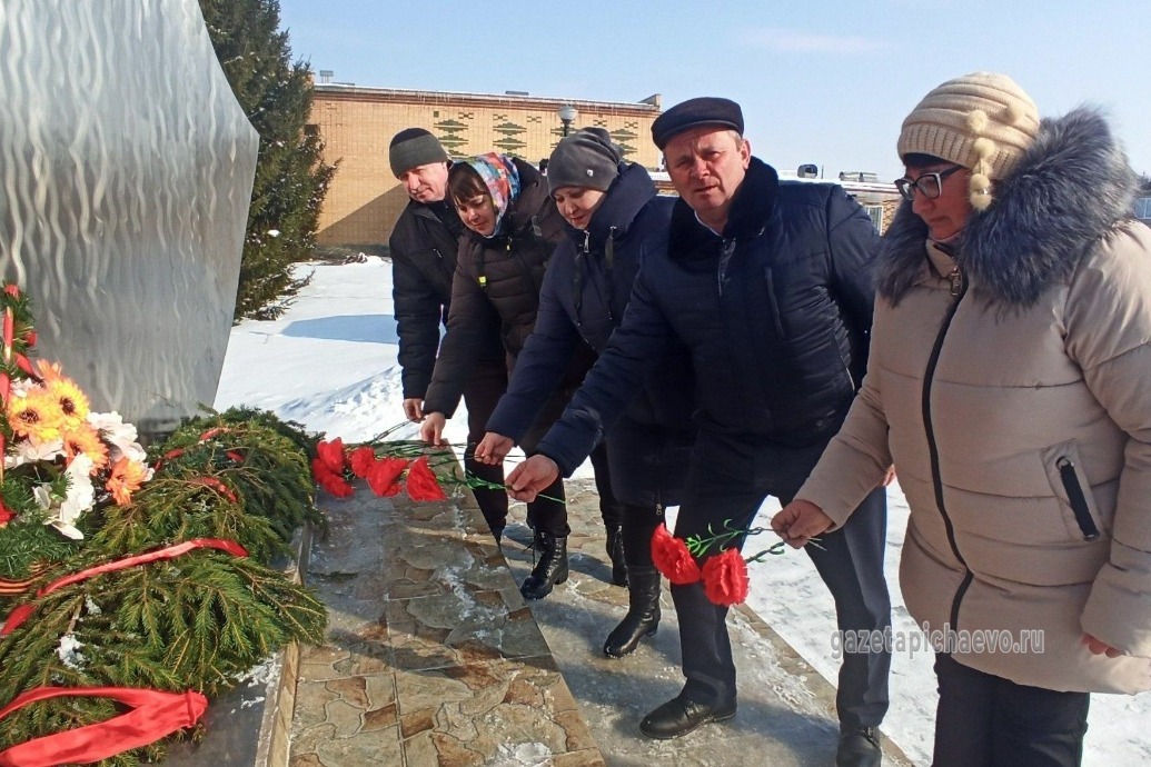 Возложение цветов к памятнику байловцам, погибшим в Великой Отечественной войне