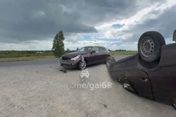 В Первомайском округе «ВАЗ-2114», спасаясь от фуры, угодил под удар Infiniti