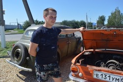Предприниматель в селе Петровском устроил выставку ретро-авто