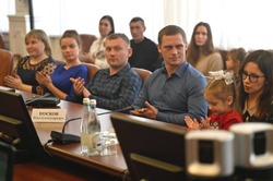 Максим Егоров вручил сертификаты на жильё 17 тамбовским семьям