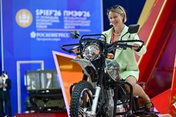 Первый день ПМЭФ: неваляшки, роботы и отечественные авто