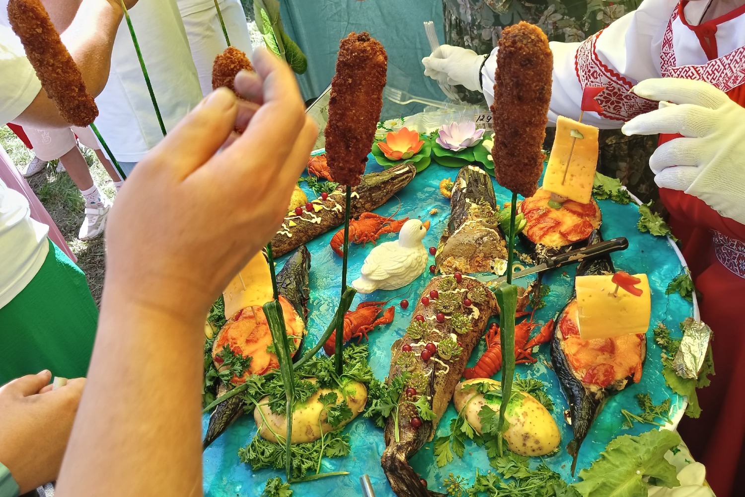 Озеро из рыбных блюд. Совместный кулинарный шедевр мастериц из Спасского территориального отдела