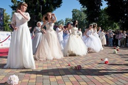 В дефиле невест в областном центре участвовала тамбовчанка, сыгравшая свадьбу больше полувека назад 