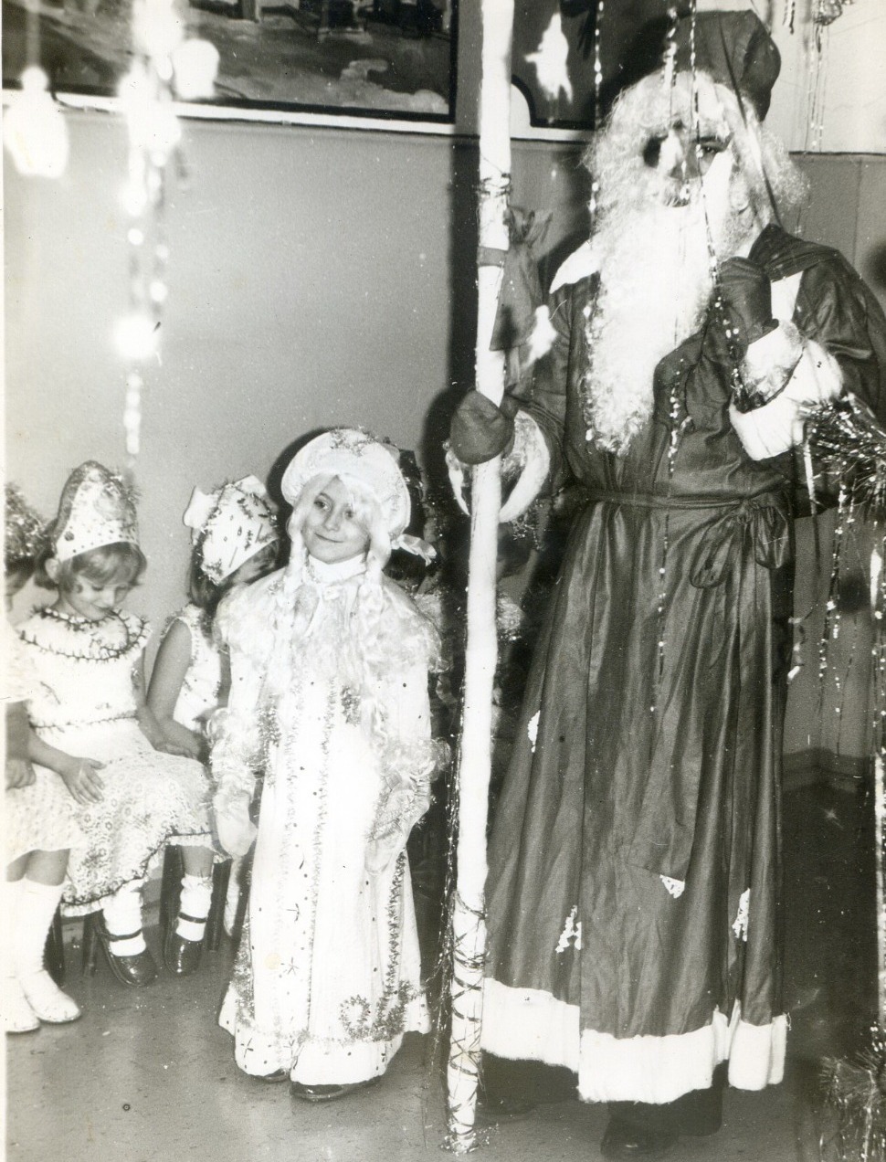Дед Мороз и внучка его Снегурочка