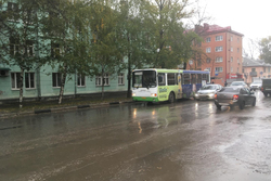 Пожилая женщина упала под автобус в Тамбове