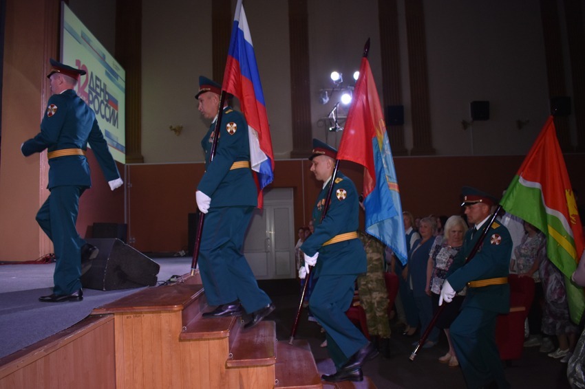 В зал вносят флаги Российской Федерации, Тамбовской области и Котовска